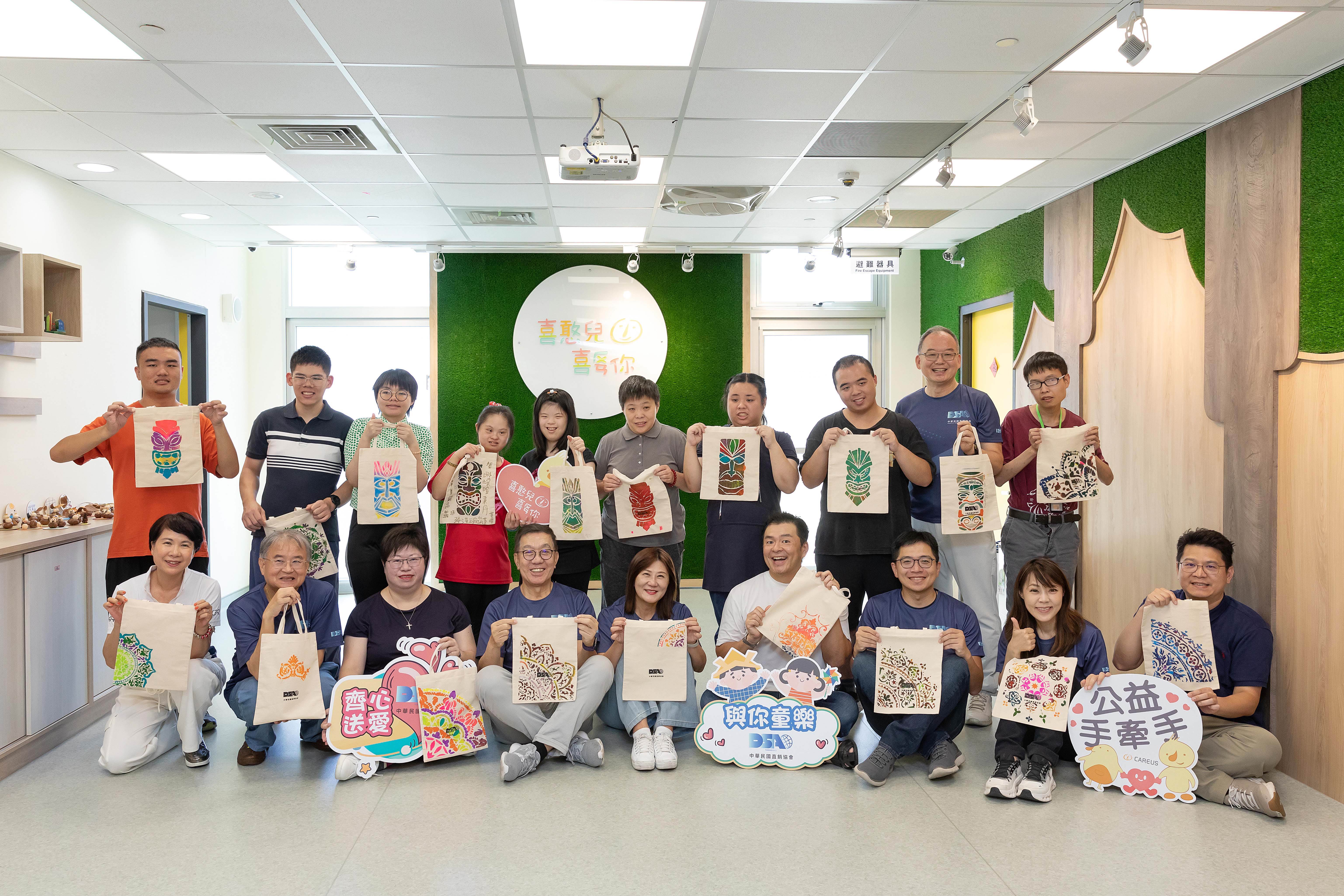 直銷協會參與「藝術共創」課程，與憨兒體驗帆布袋拓印創作。（圖／直銷協會提供）