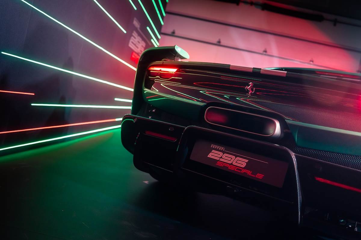 296 Speciale側翼結合Ferrari FXX K的垂直翼片設計,以及Ferrari 296 Challenge保險桿上的垂直外部輪廓。(圖/臺灣蒙地拿提供)