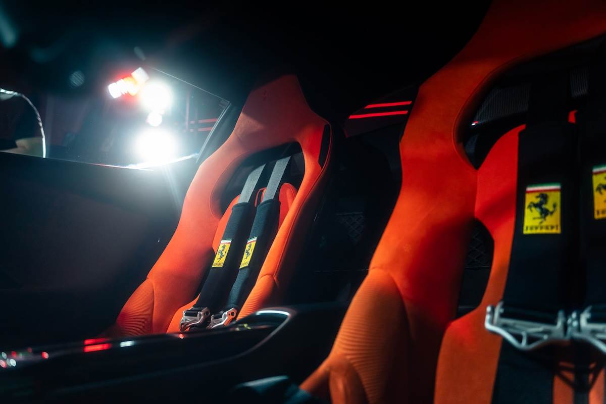 296 Speciale的研發核心,並非僅是數據的突破,而是將這些工程成果帶來終極的駕馭樂趣。(圖/臺灣蒙地拿提供)