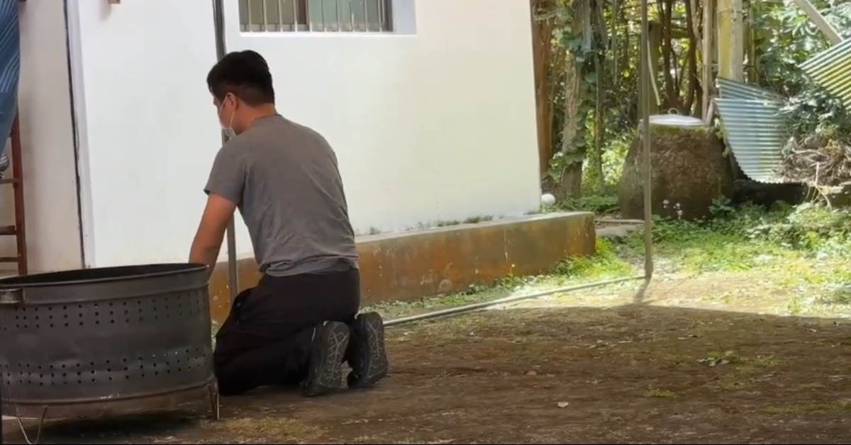 肇事駕駛下跪道歉。（圖／東森新聞）