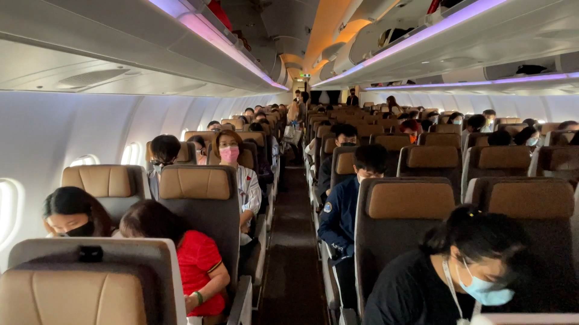 各大國籍航空都推出搭乘特定航班的空位，只要是現役軍人就可以帶1名眷屬優先登機、免費升等。（圖／東森新聞）