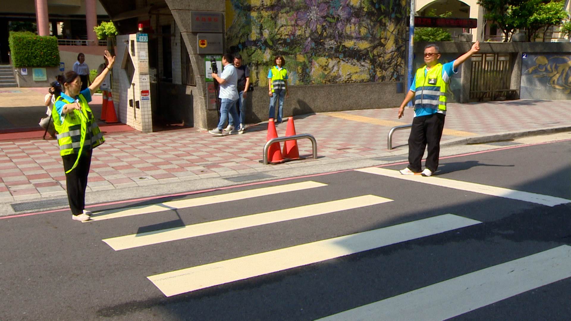 導護志工不論日曬雨淋都堅守崗位，維護學童上下學途中的安全。（圖／東森新聞）