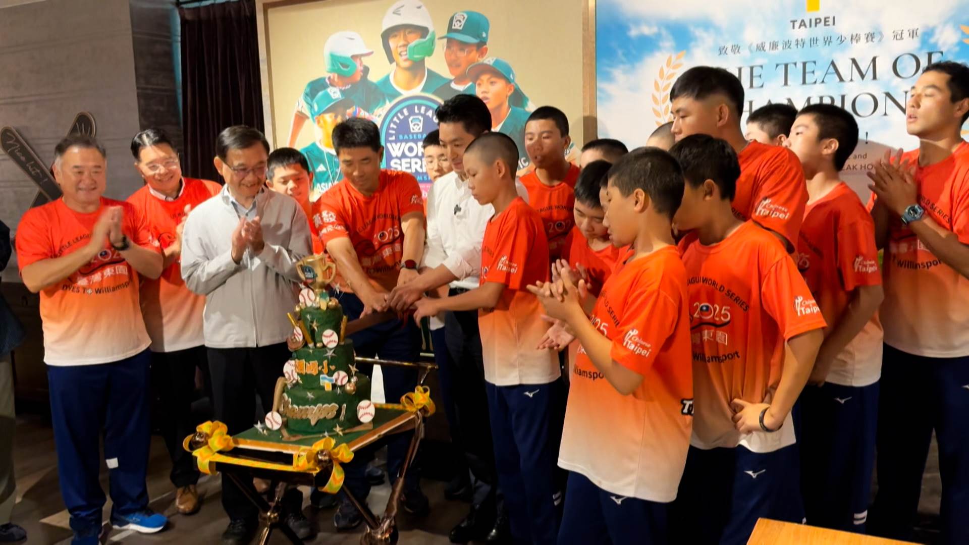 台北市長蔣萬安再次恭喜東園國小少棒隊勇奪2025威廉波特世界冠軍，與教練、小將們一起切蛋糕慶祝。