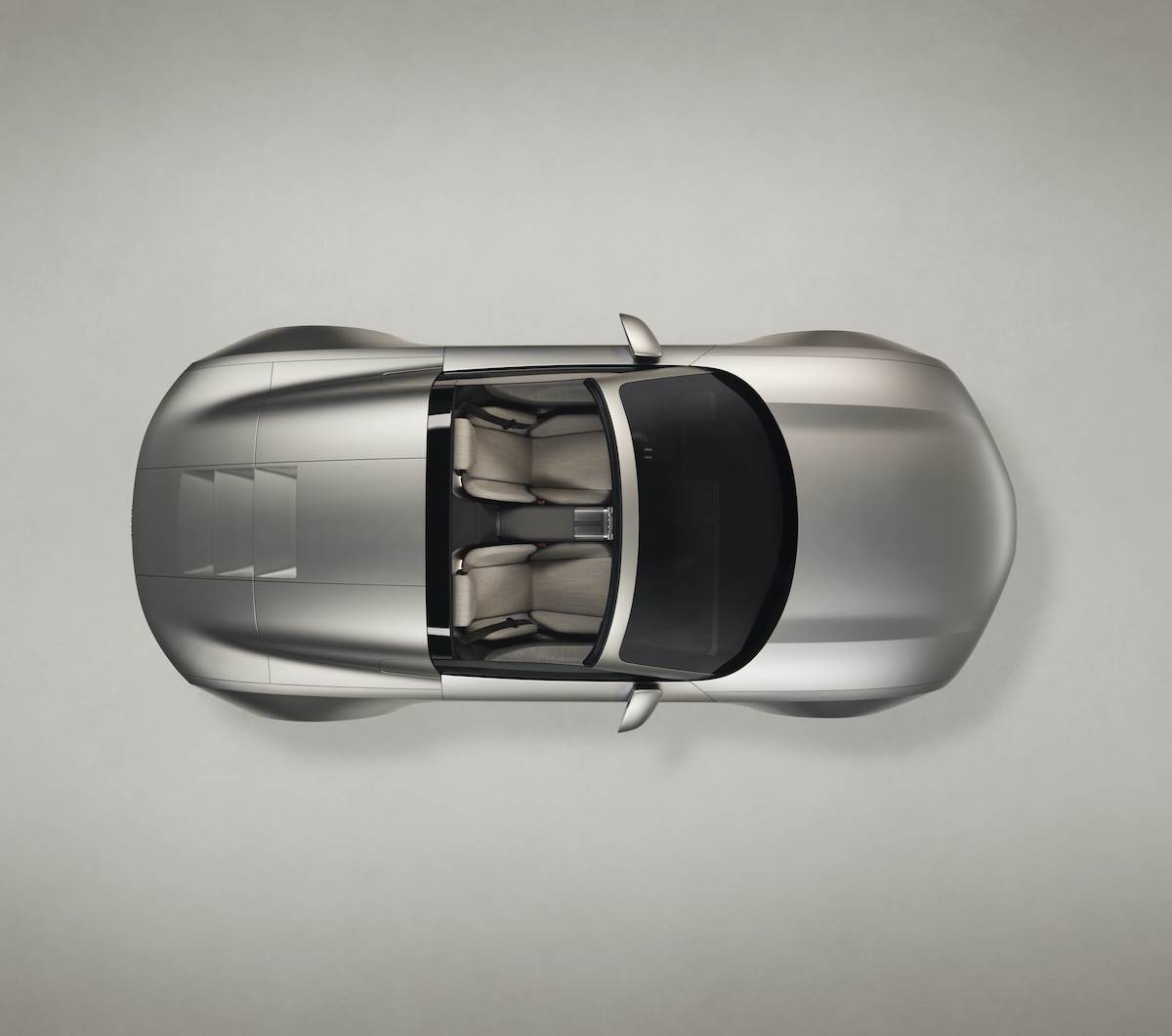 首度搭載電動收折式硬頂篷設計,由雙片式結構組成,保有一體式車身雕塑感。(圖/Audi提供)