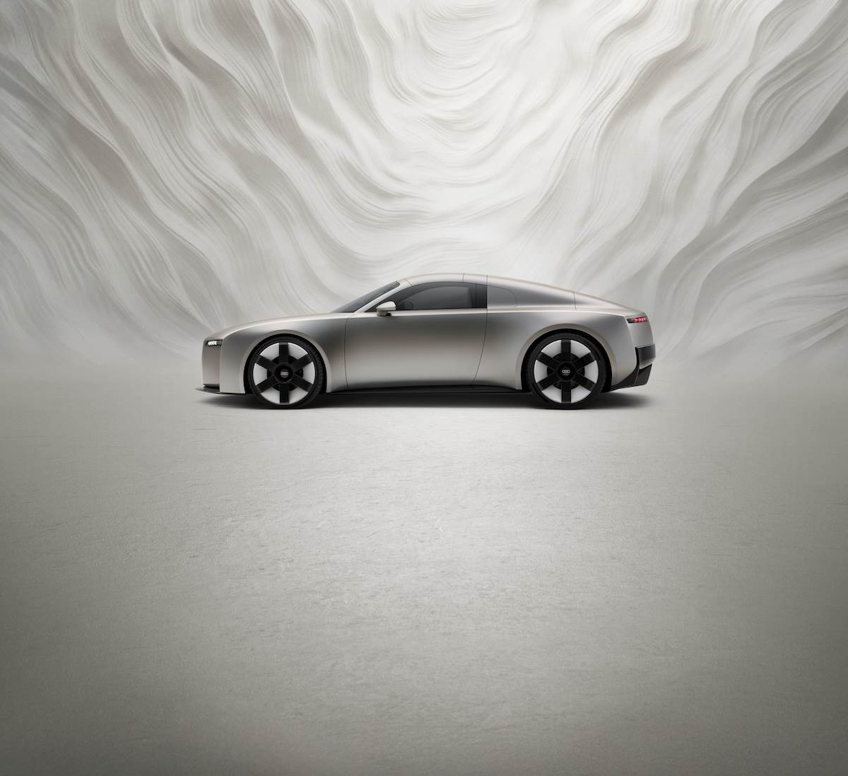 採用中置電池佈局設定,其俐落的肩線勾勒運動張力。(圖/Audi提供)