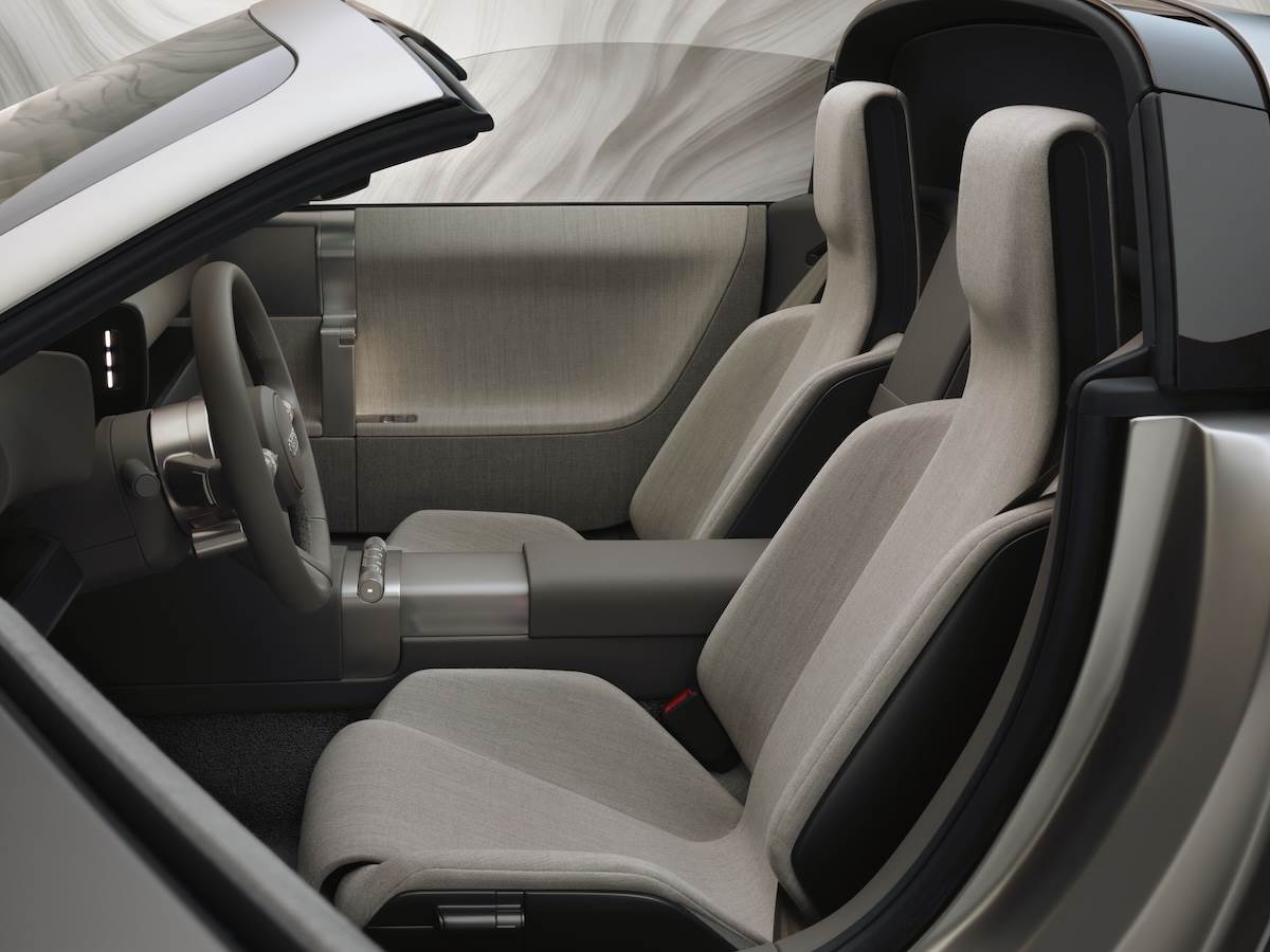 內裝配色使用鈦金屬色調,以自然材質營造溫潤高雅氛圍,展現和諧美感。(圖/Audi提供)