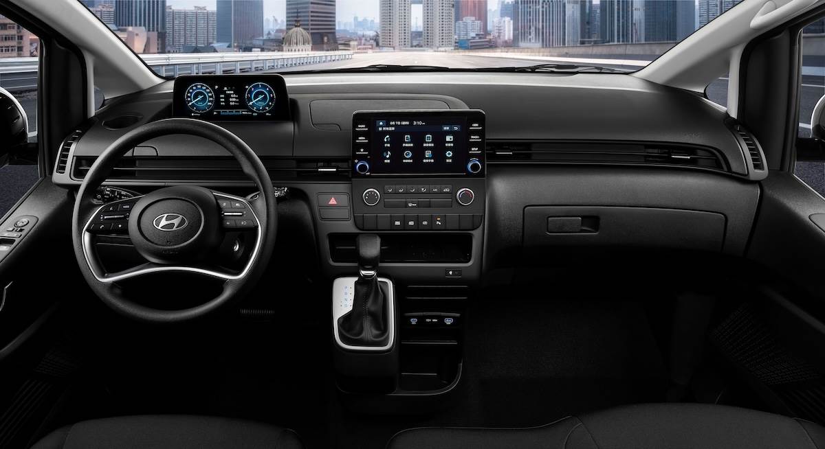 車內標配10.25吋全數位儀表板與8吋多媒體觸控主機，支援Apple CarPlay與Android Auto。（圖／南陽實業提供）