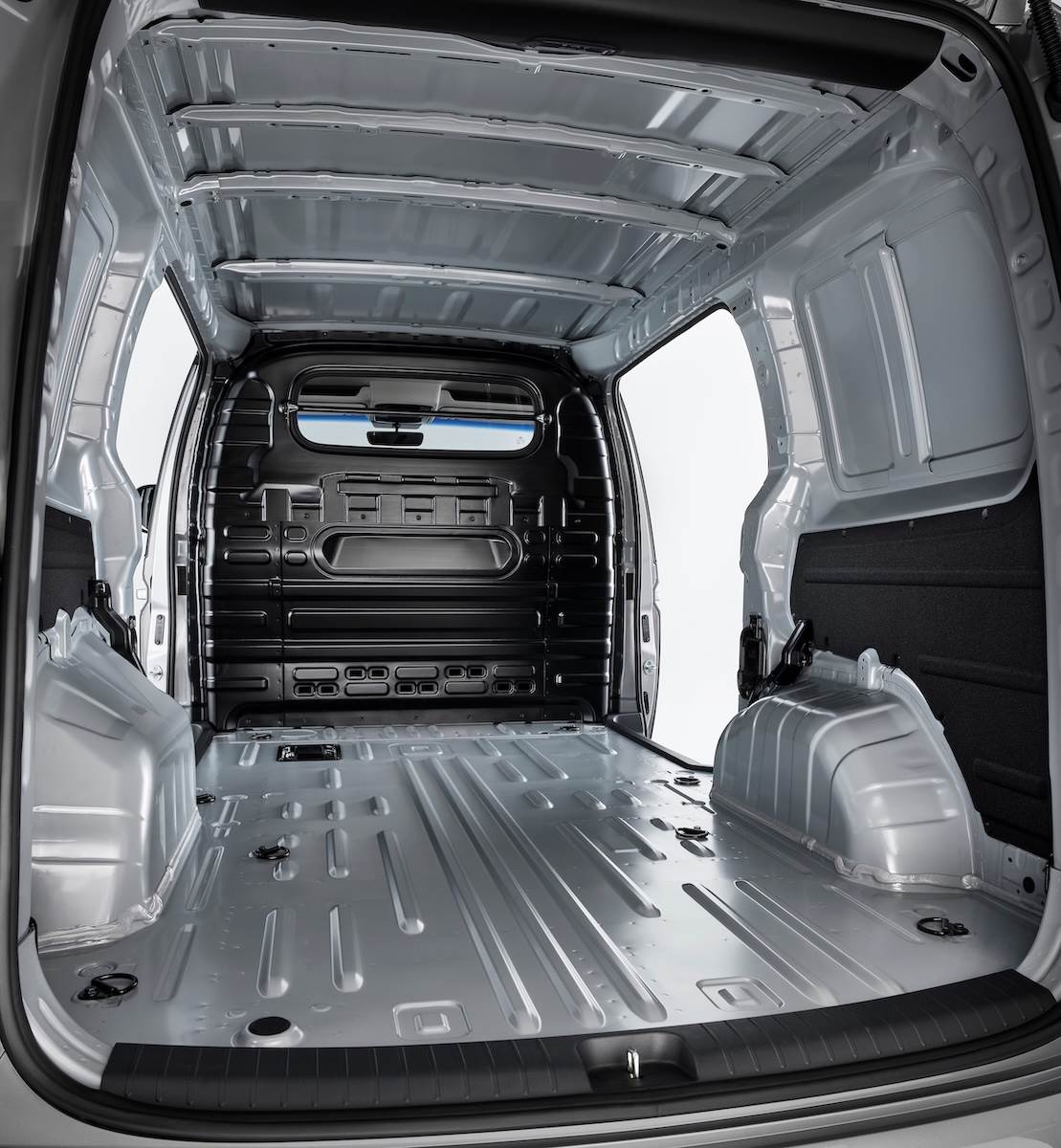 車輛搭配後固定軸懸吊與葉片彈簧設計，合法載重能力高達1,176公斤。（圖／南陽實業提供）