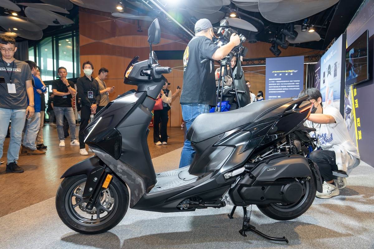 第七代勁戰車側閃電型飛鏢造型，同時結合俐落化車身設計，展現更輕盈的運動姿態。（圖／林昱丞攝影）