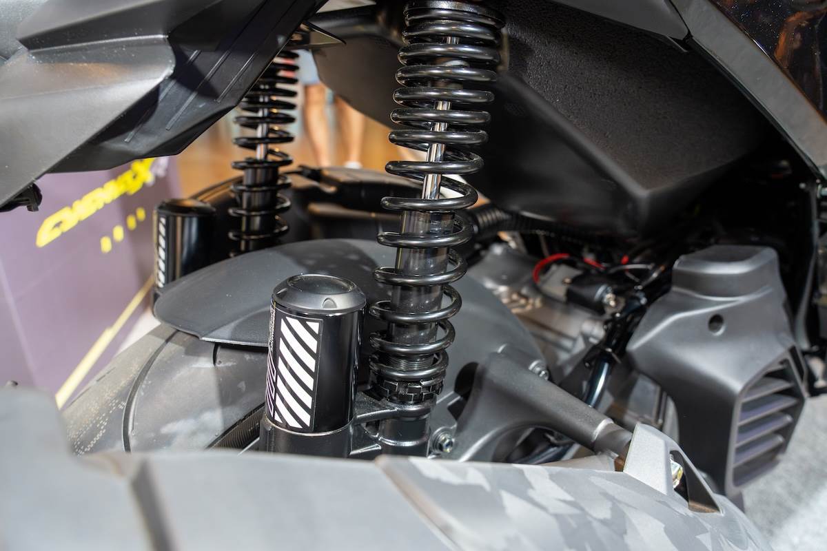 高階的CYGNUS XR搭載專屬掛瓶後避震器。（圖／林昱丞攝影）