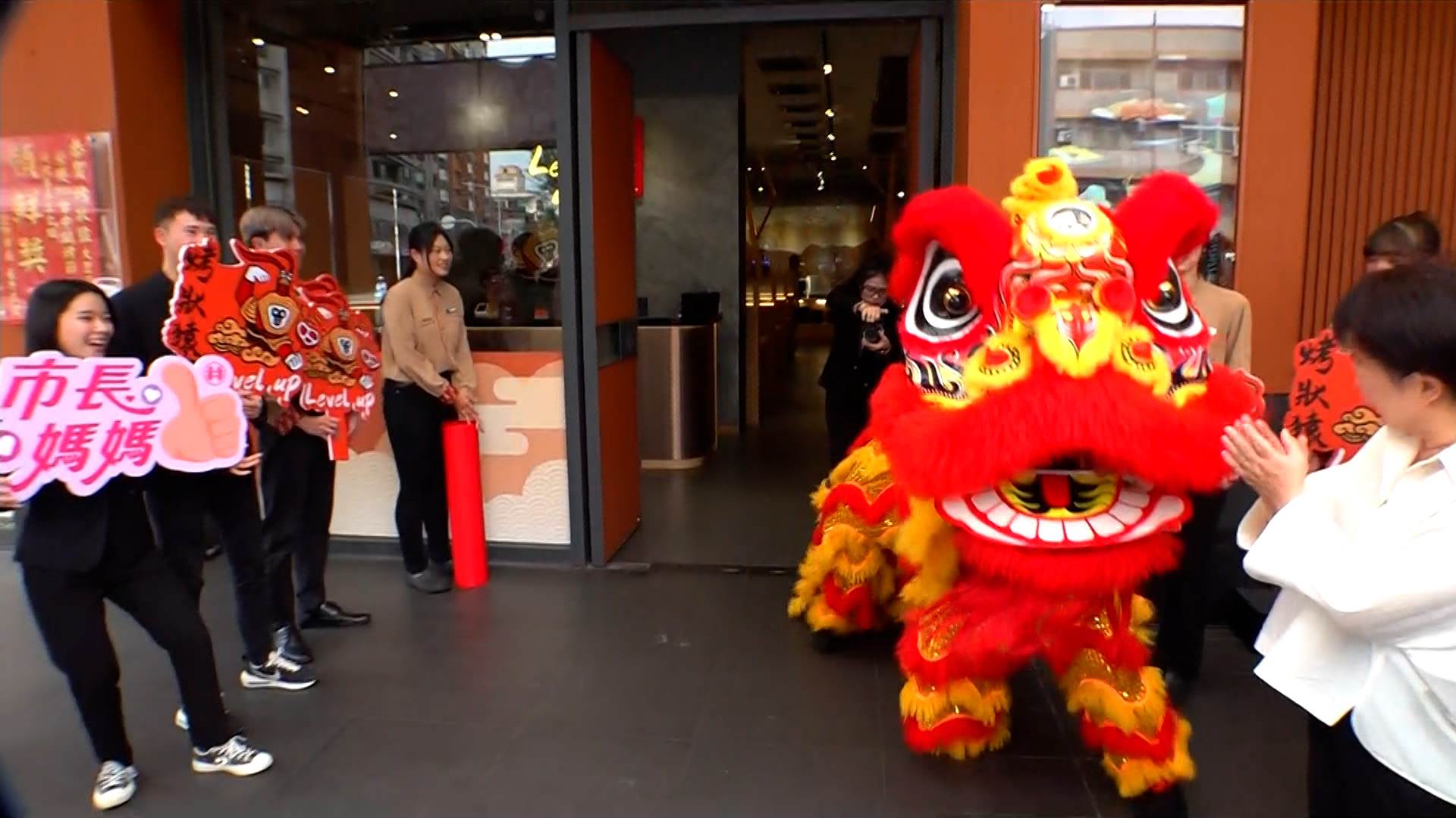 祥獅獻瑞到場，為鍋烤節冠軍店家增添喜氣氛圍。（圖／東森新聞）