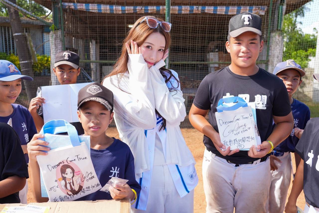 雅英和太巴塱及光復少棒隊長合照