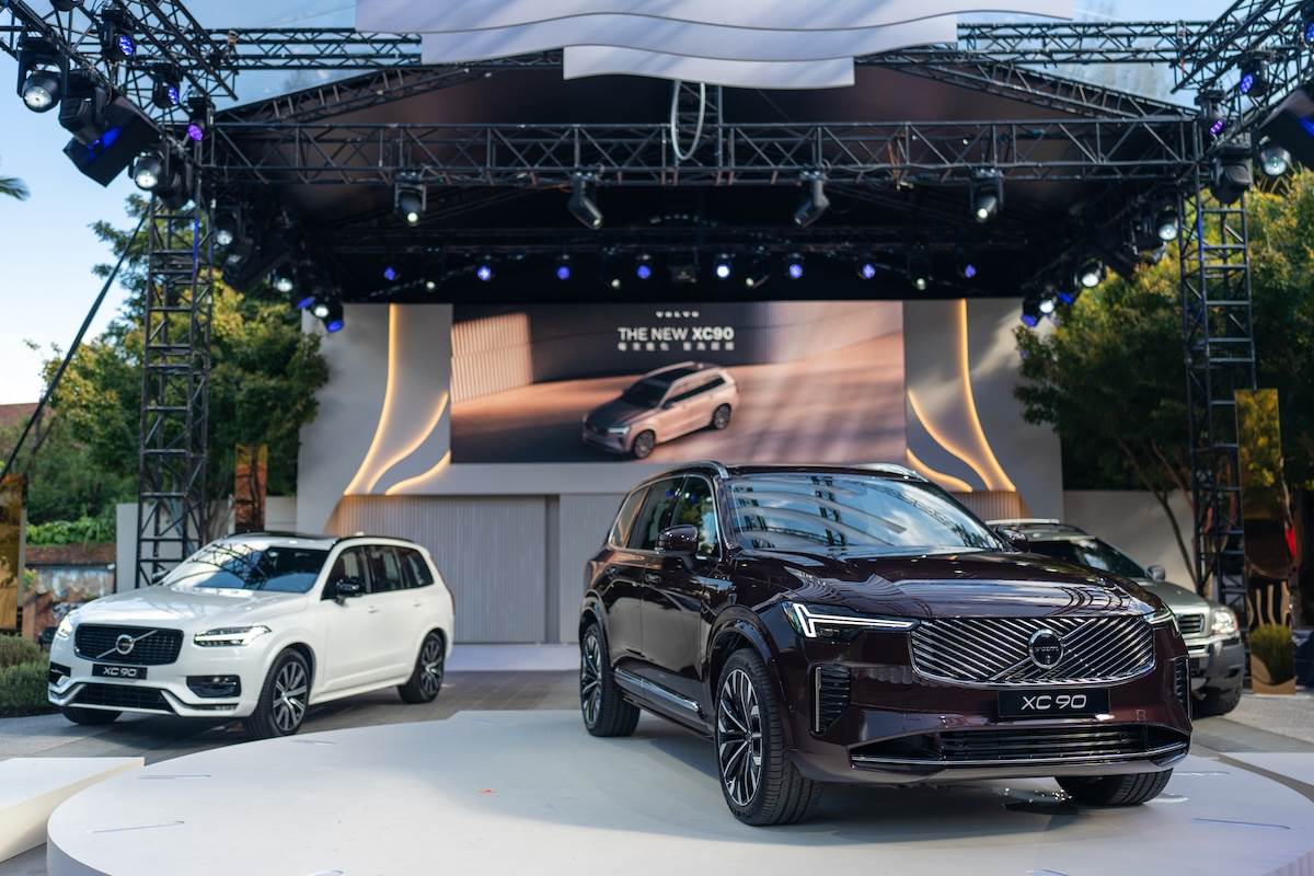 全新XC90以頂級精品的編織語彙，鑄造菱層紋設計鍍鉻水箱護罩，加上造型更為洗鍊雅致的雷神之鎚日行燈。（圖／林昱丞攝影）