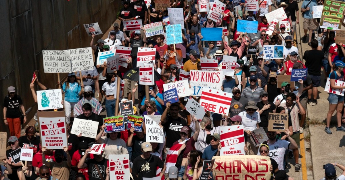 美国华府街头涌现大批示威者，他们高喊反特朗普口号，抗议特朗普上个月派遣国民兵进驻华府，造成当地居民恐慌。 （图/美联社）