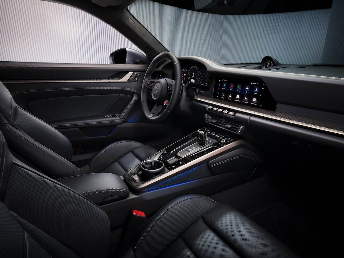 內裝同樣以渦輪黑色調點綴,此色調可見於車門飾板、方向盤、儀錶板與中控台飾條、裝飾縫線、跑車計時套件碼錶底色、安全帶、中控台上多個按鈕與儀錶板。(圖/Porsche提供)