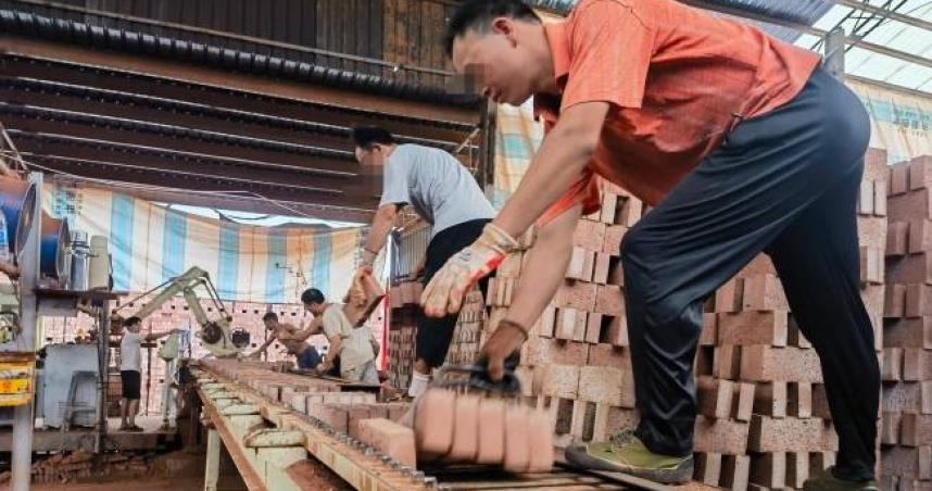 湖南一磚廠被發現壓榨智能障礙員工。（圖／翻攝自新京報／CTWANT）