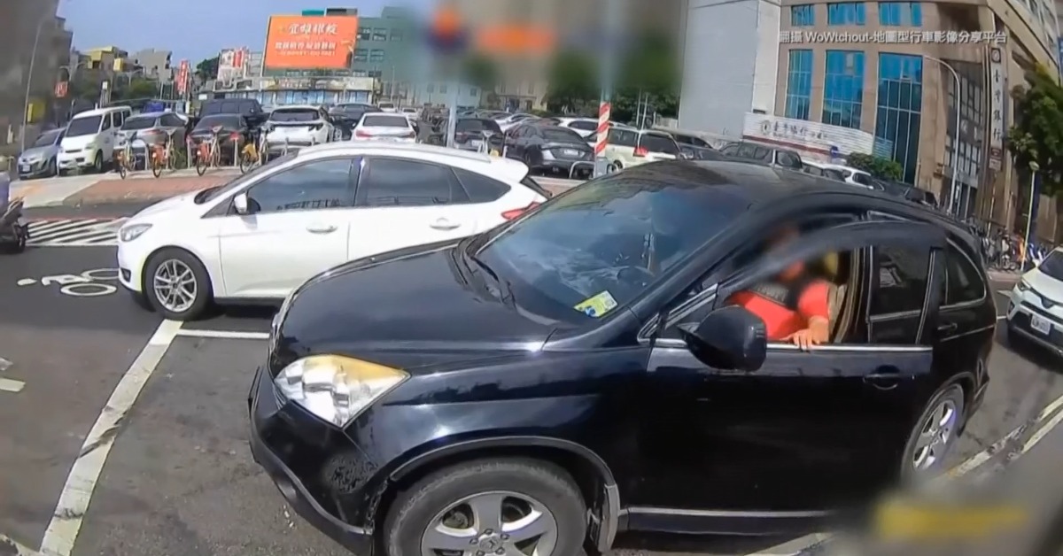 桃園平鎮發生一起行車糾紛，一輛休旅車硬切車道，引起騎士不滿。（圖／翻攝自WoWtchout - 地圖型行車影像分享平台）