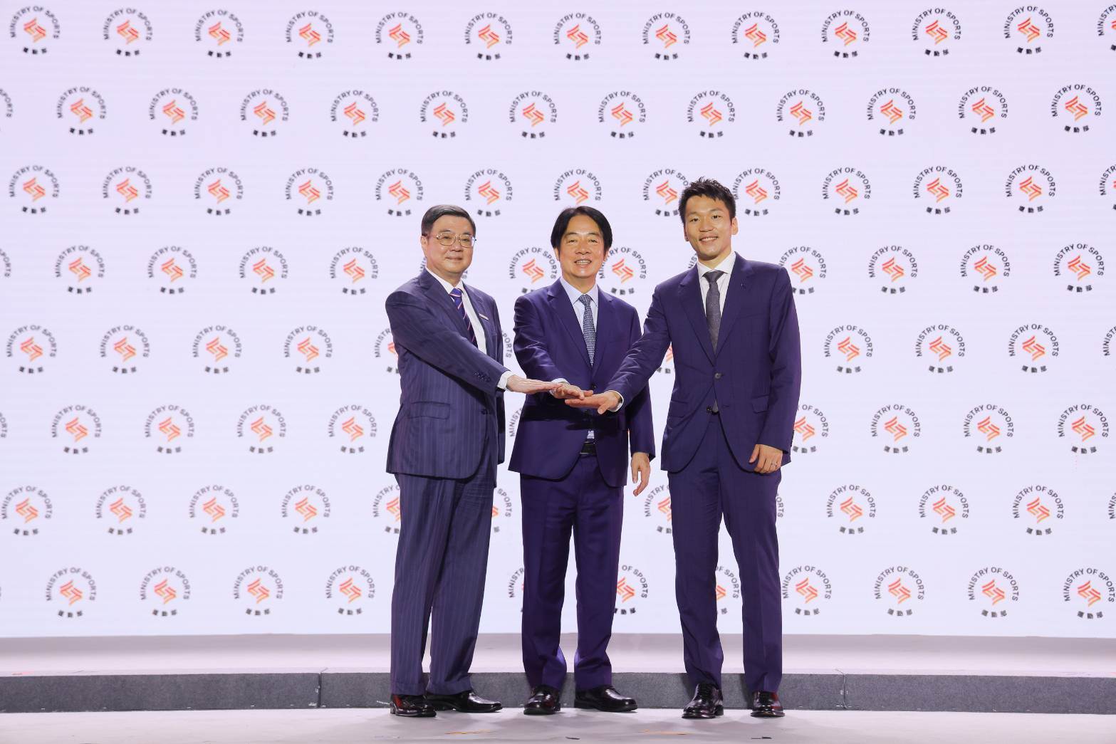 (附件照片3)1140909-1-賴清德總統、卓榮泰院長及李洋部長於揭牌儀式後合影。