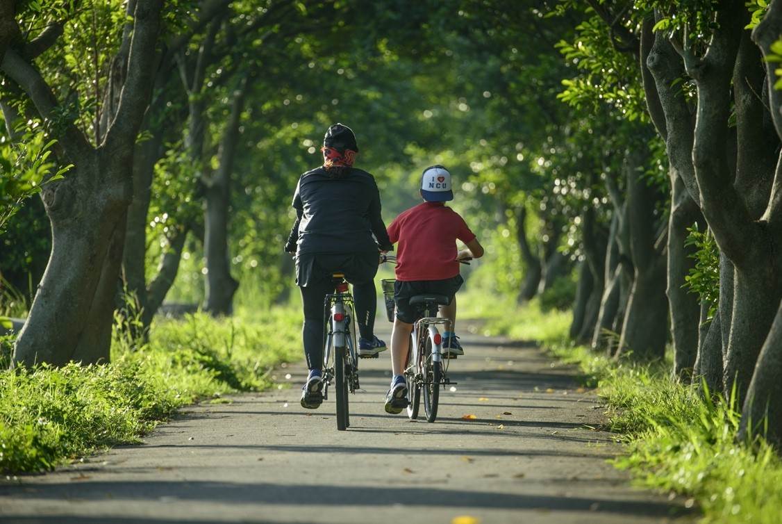 自行車道沿冬山河延伸，是適合親子同遊的休閒綠廊。（圖／宜蘭縣政府提供）