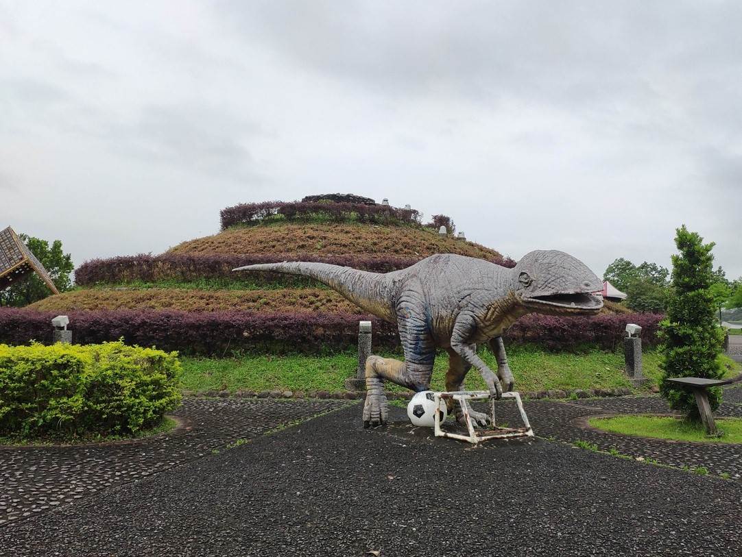 恐龍出沒冬山河！萌系恐龍與球門同框，成為孩子們最愛的拍照打卡點。（圖／宜蘭縣政府提供）