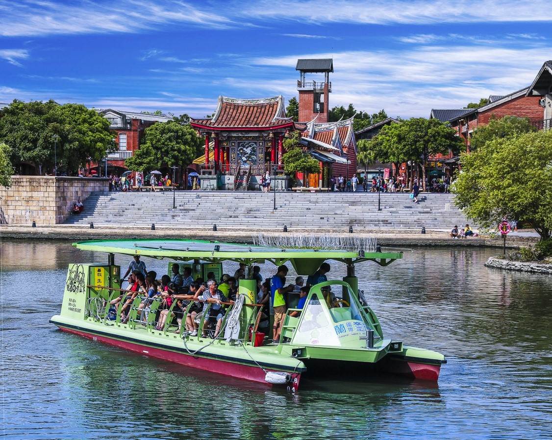 搭乘冬山河水上巴士，穿越河岸風光，串起文化與自然的輕旅行。（圖／宜蘭縣政府提供）