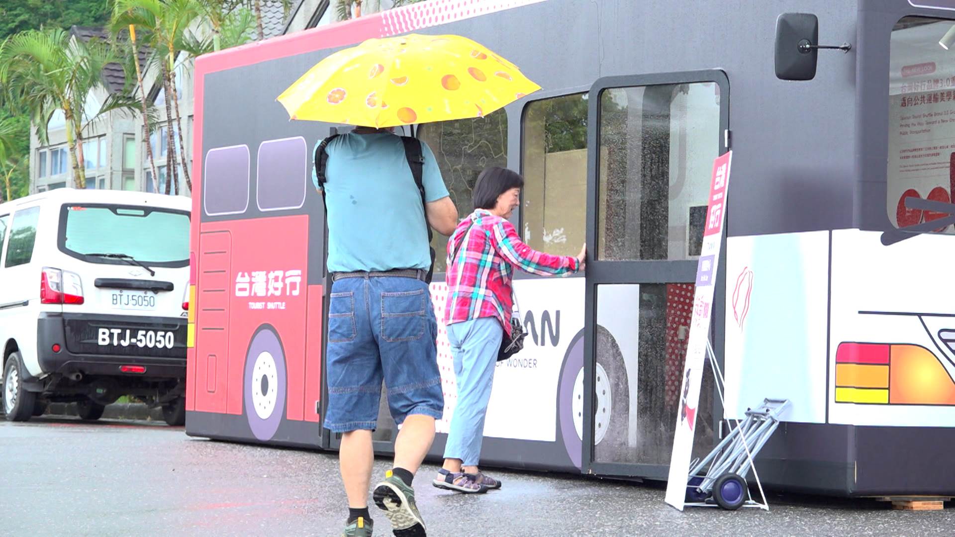 公車變成大型行動展間，結合藝術設計與互動體驗，打造全新的旅遊美學。（圖／東森新聞）