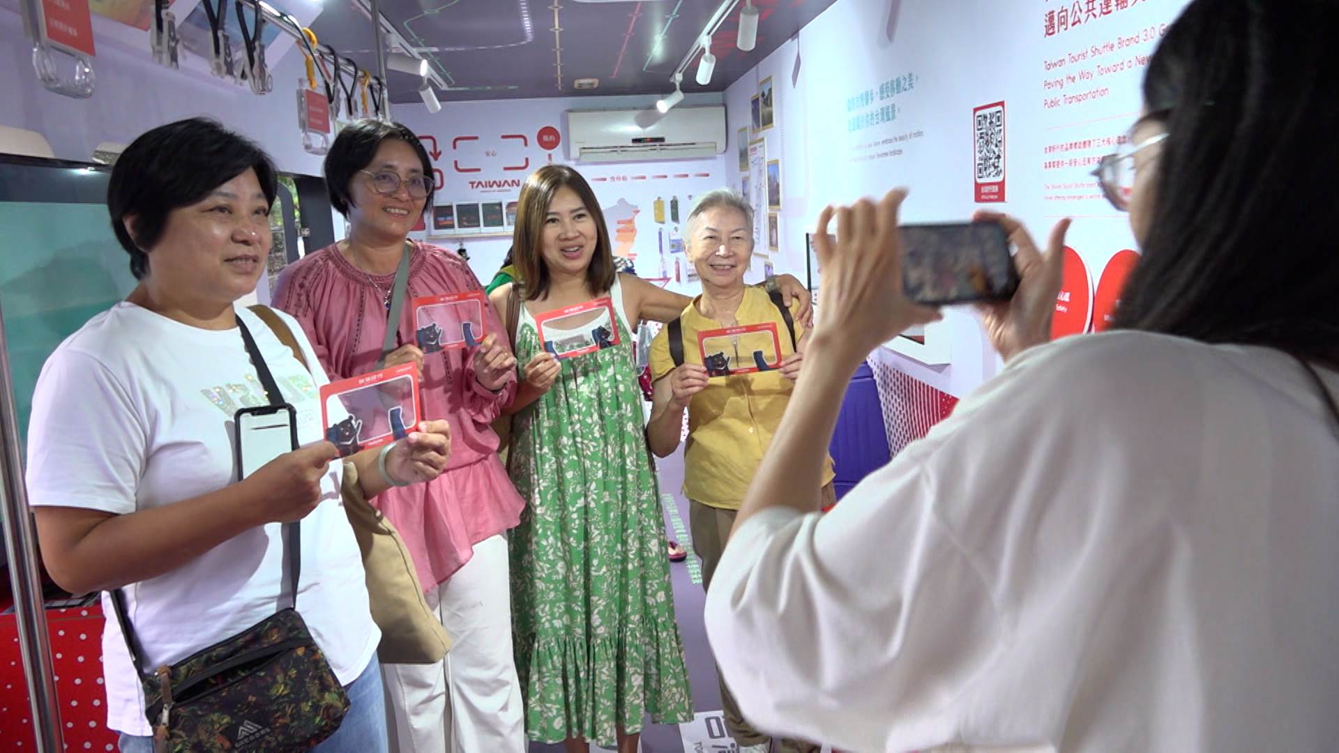 現場民眾玩得十分開心，紛紛打卡拍照。（圖／東森新聞）