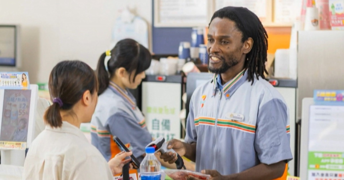 最近有民眾發現桃園一家超商有外籍的店員。（圖／東森新聞）