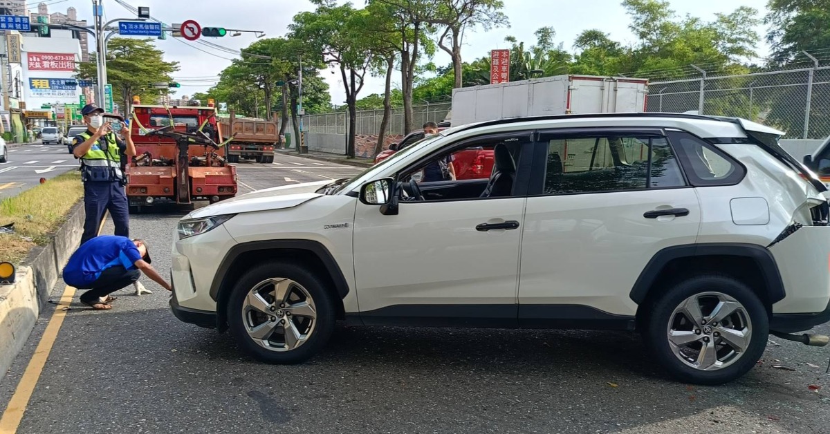 警方到場釐清車禍原因。（圖／翻攝畫面）