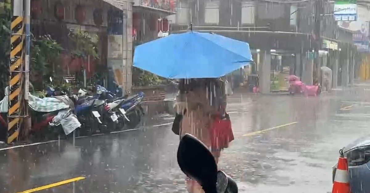 中央氣象署今（9）日17時40分，針對3縣市發布大雷雨即時訊息，持續時間至18時45分，提醒民眾留意雨勢。（示意圖／東森新聞）