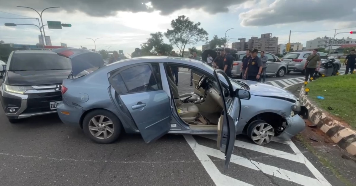 嘉義警方在博愛路執行巡邏勤務時，發現一輛贓車，立刻展開追捕，警方朝對方車輛輪胎連開12槍，最終破窗將歹徒制伏。（圖／東森新聞）