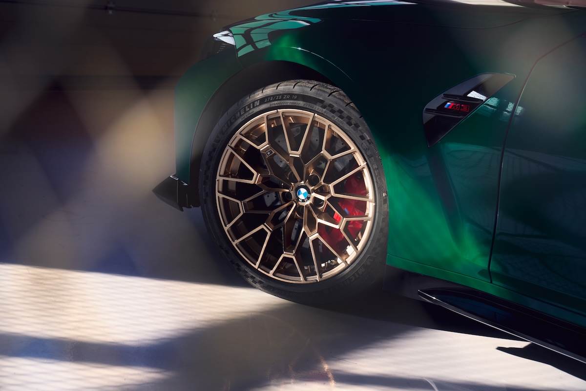 標準配備的前19後20吋霧金色或霧黑色M雙輻式827M型鍛造輪圈及賽道胎,且車主可以選擇搭配紅色或金色卡鉗。(圖/汎德提供)