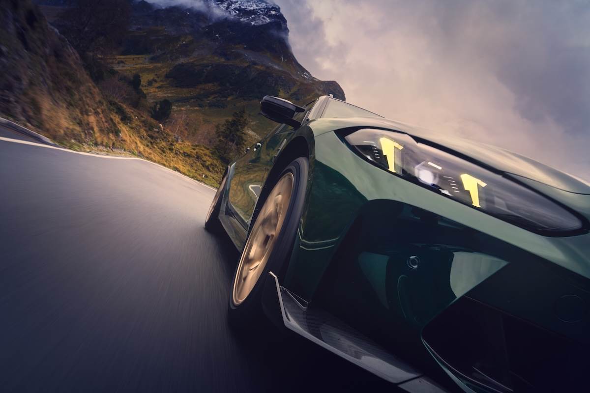 融合BMW GT賽車黃色日行燈的光型變化智慧LED頭燈。(圖/汎德提供)