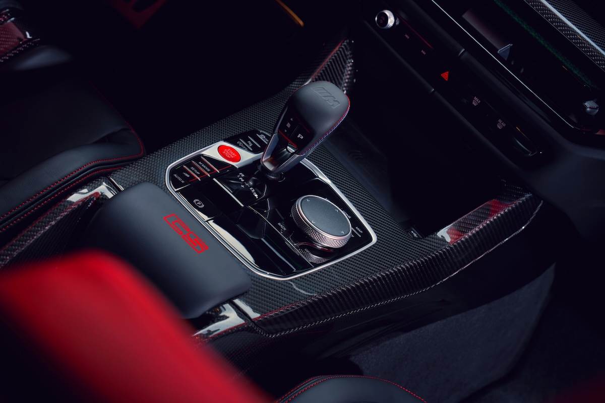 碳纖維中央鞍座搭配紅色CS字樣,為座艙營造熱血澎湃的駕馭氛圍。(圖/汎德提供)