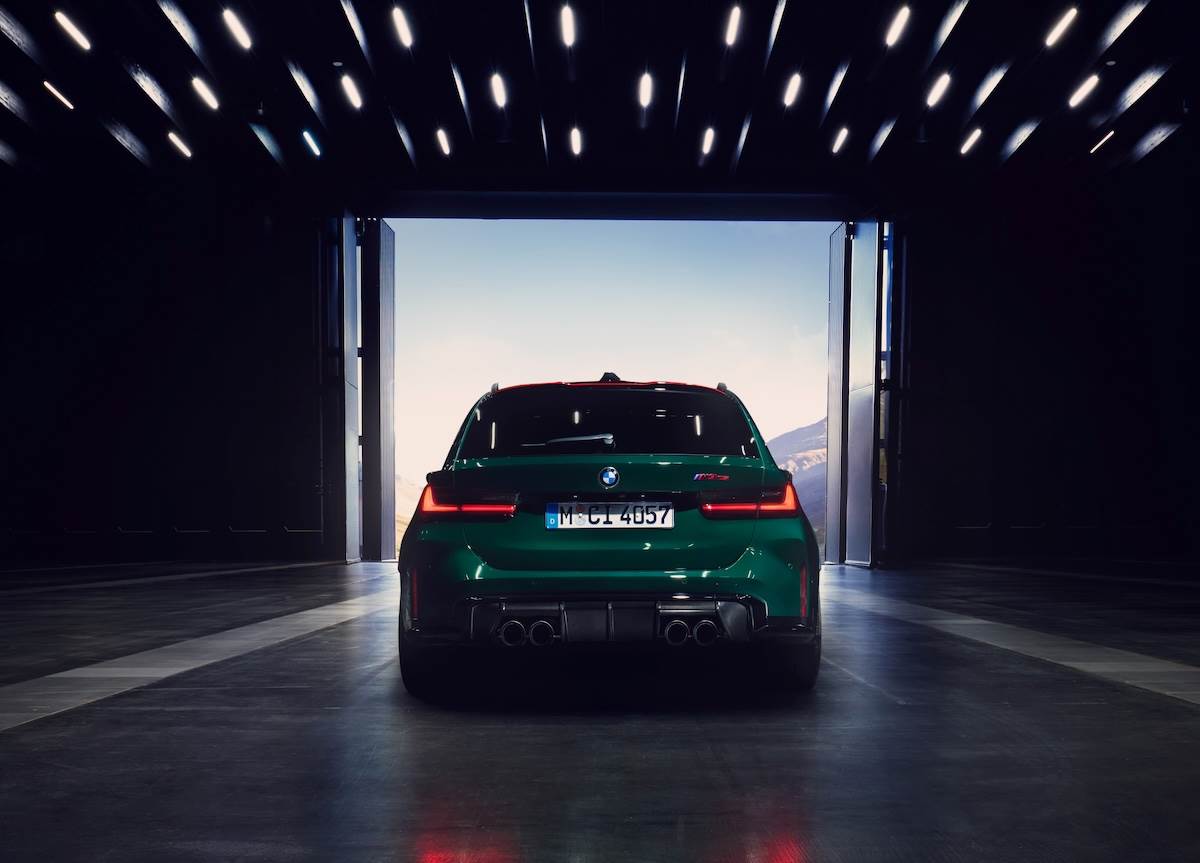 專屬鈦合金排氣系統,搭配四出消光黑色排氣尾飾管,可減少車身4公斤重量。(圖/汎德提供)