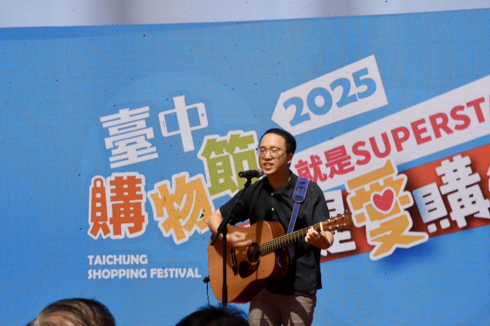 邀請首屆冠軍吳昱霆重現熟悉膾炙創作曲_0 (1)邀請首屆冠軍吳昱霆重現熟悉膾炙創作曲。（圖／台中市政府經濟發展局提供）