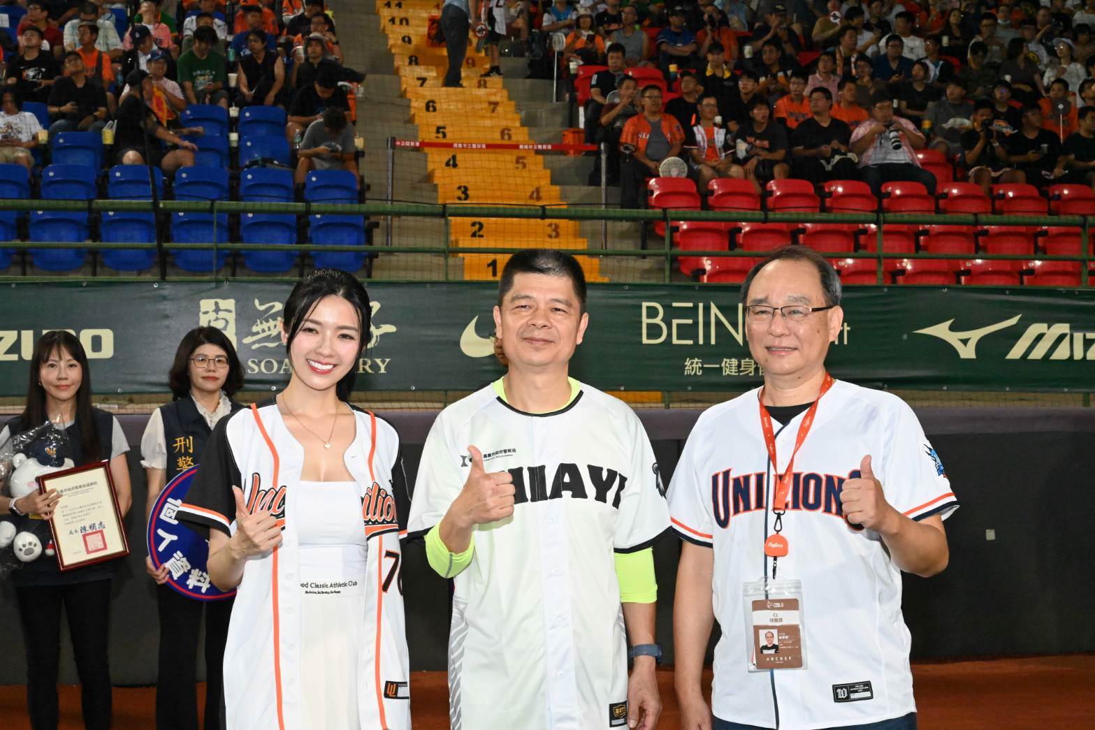 嘉義市議員顏翎熹(右)昨與嘉義市政府警察局局長陳明志(中)同場登板為球賽開球。翻攝畫面