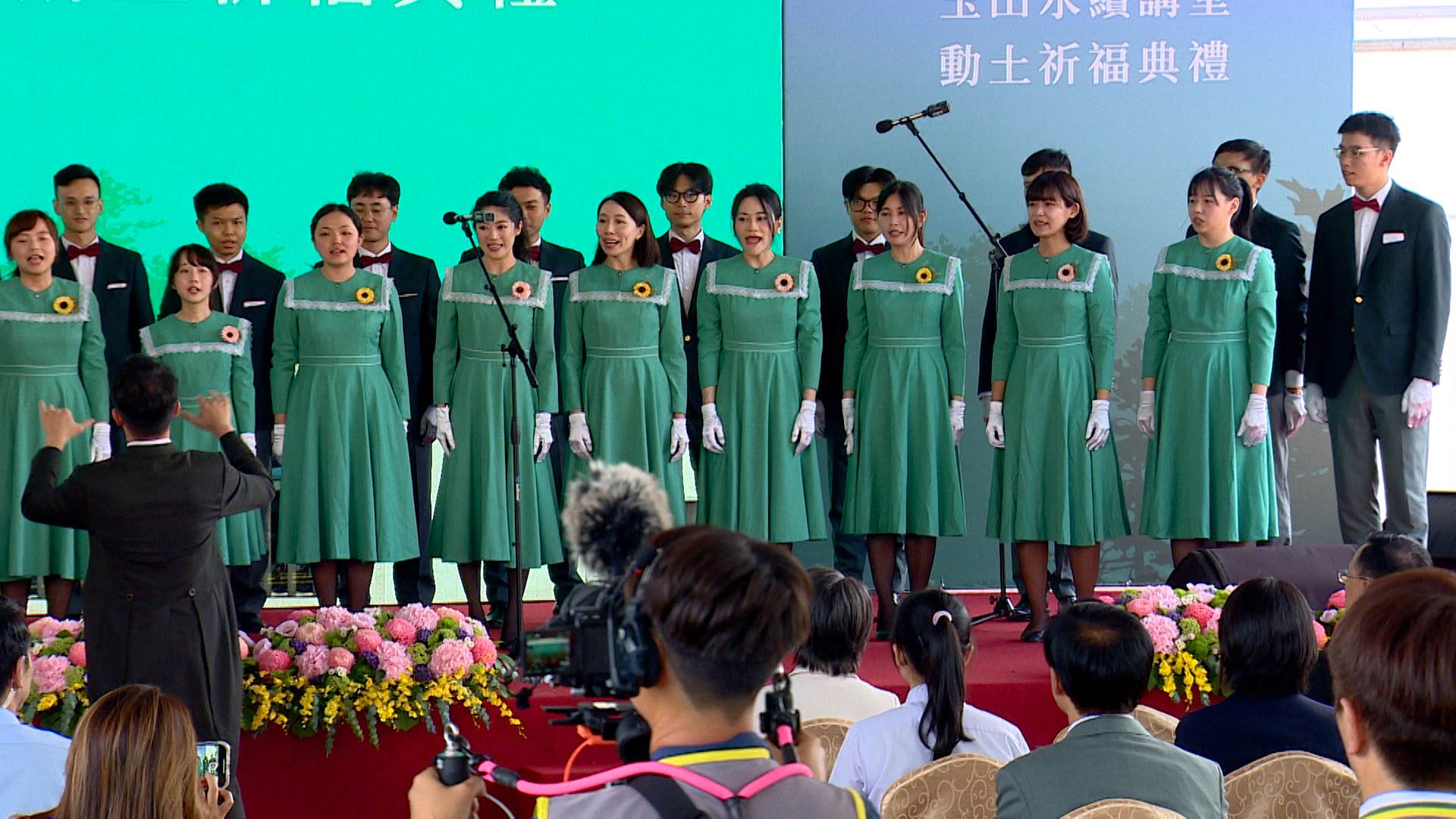 銀行合唱團用天籟美聲為活動揭幕。