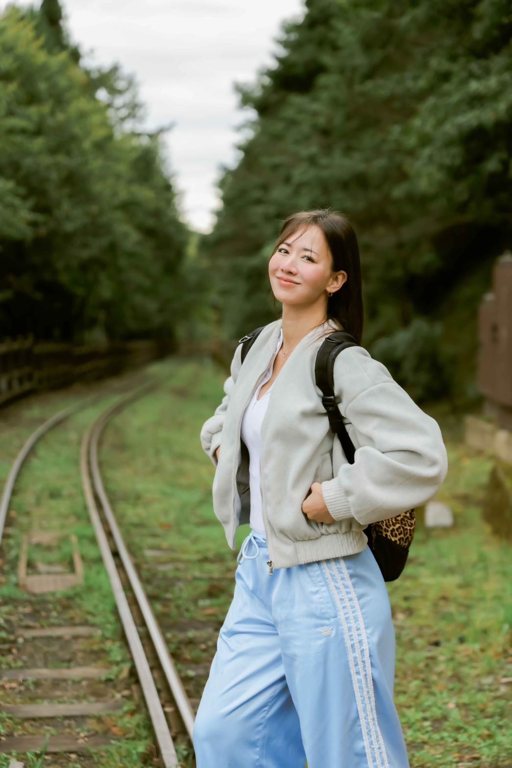 宮河麻耶於阿里山森林鐵道留下愜意身影。（圖／主辦單位提供）