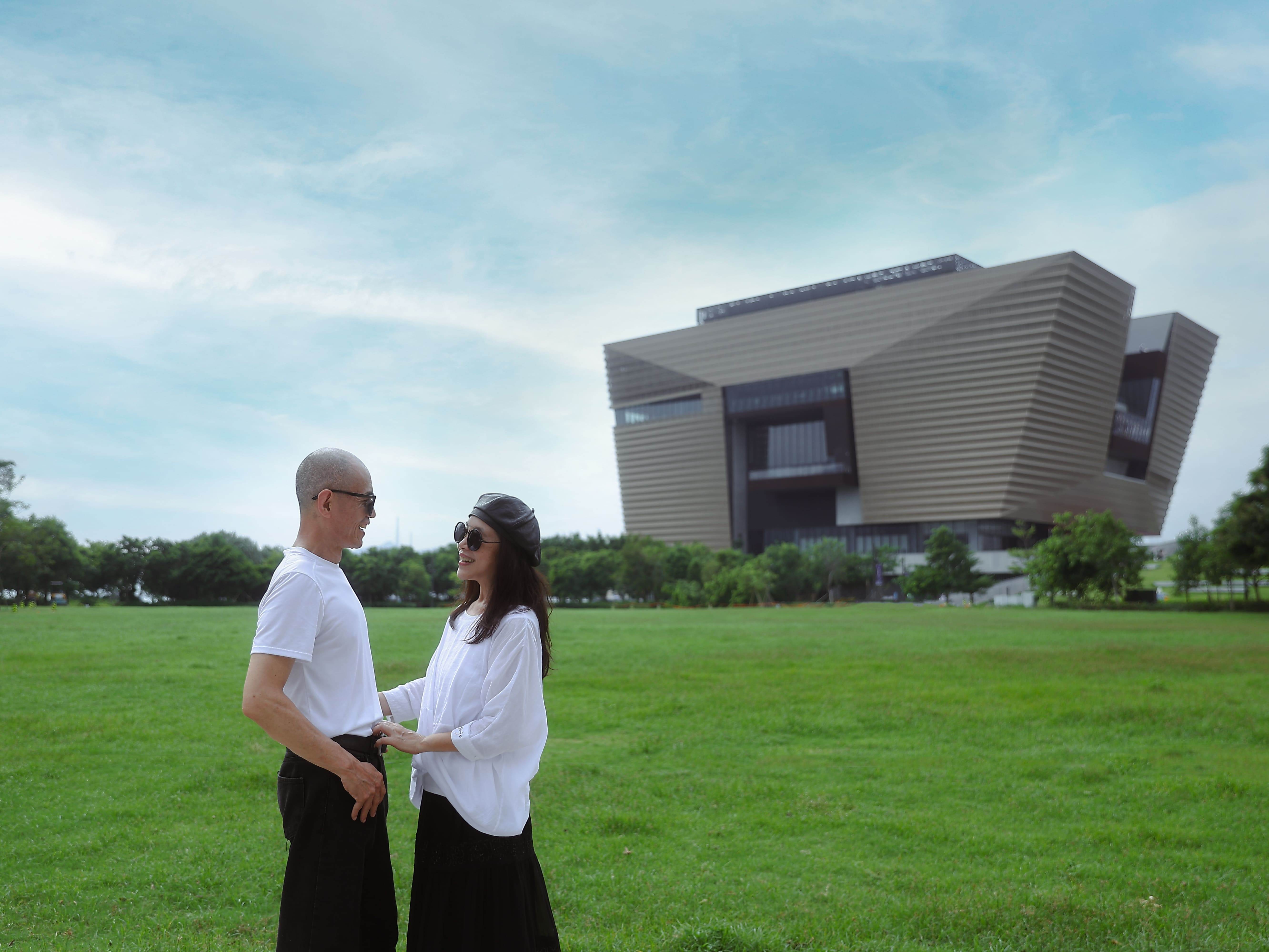 以香港故宮為景，余惟鏡頭下的父母靜靜凝望彼此，深情恆久如同經典永存。（攝影／余惟）