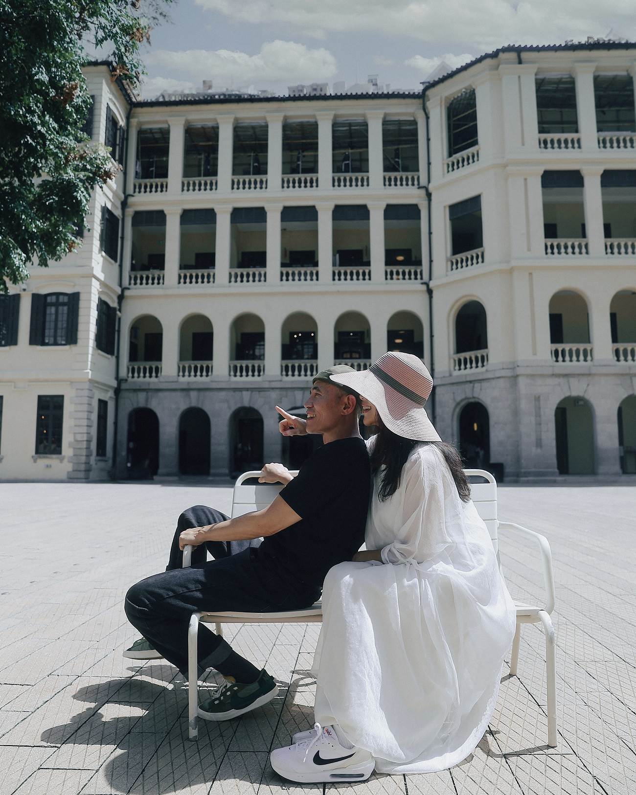 在大館兩人並肩而坐，歲月在他們身上留下自在與優雅。（攝影／余惟）