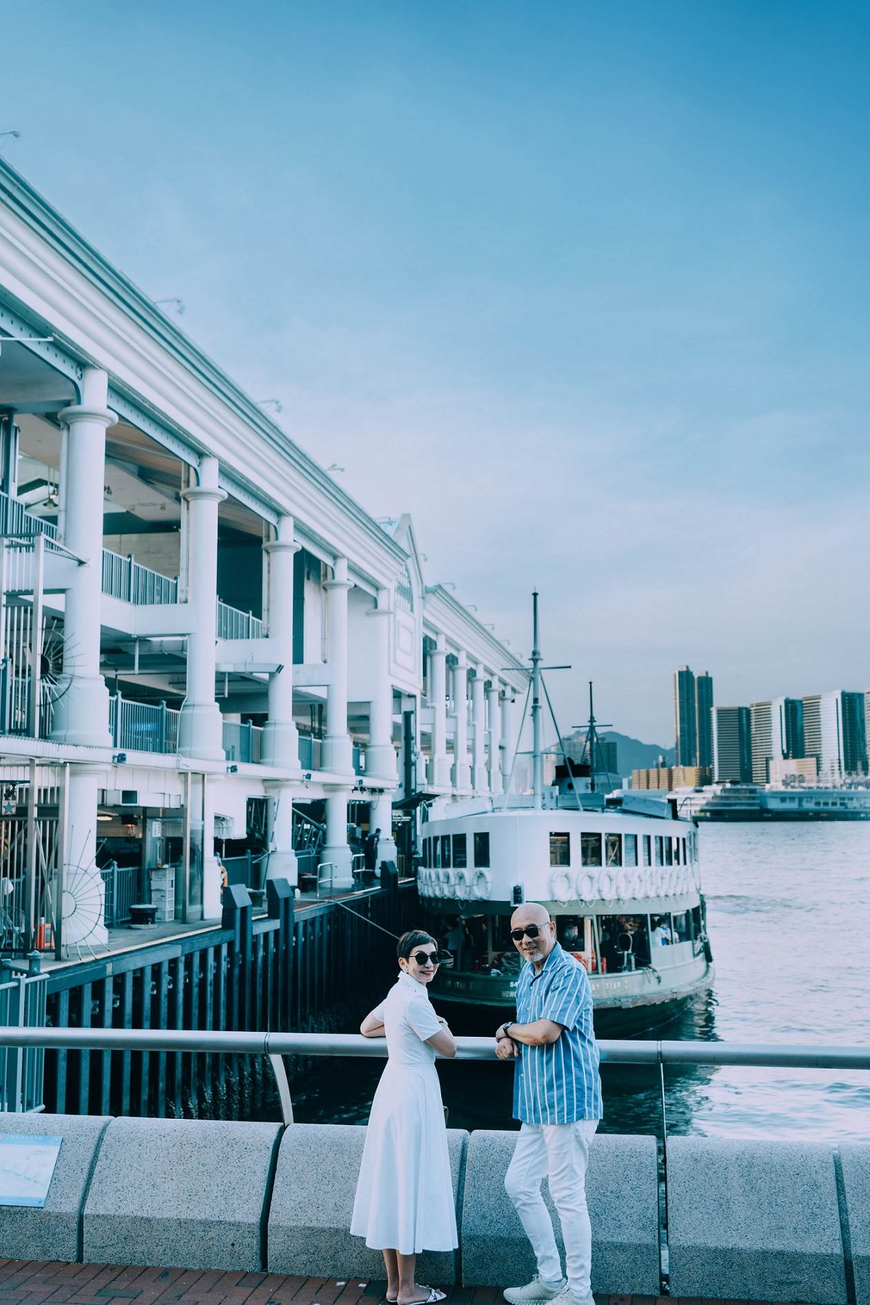 隨著中環碼頭的海風輕拂，夫妻並肩望向天際，在香港城市律動中寫下屬於彼此的篇章。（攝影／叮咚）