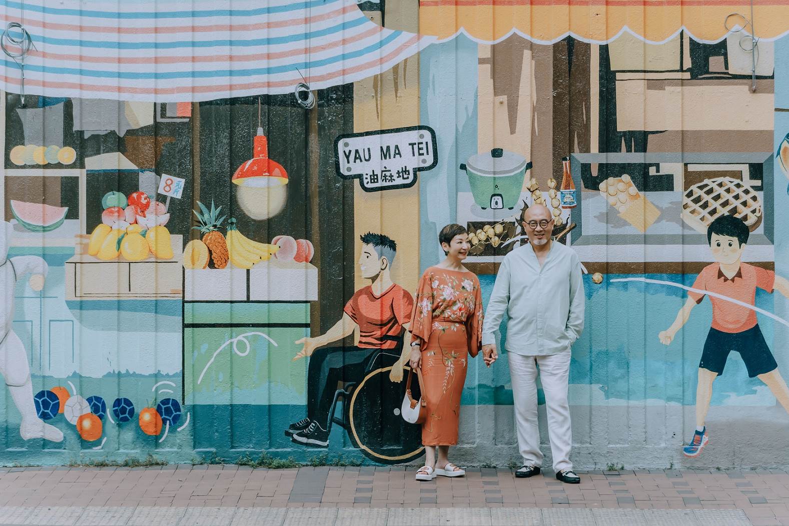 油麻地果欄的喧鬧人聲中，兩人體驗最道地的香港生活，映照出最真實的日常。（攝影／叮咚）