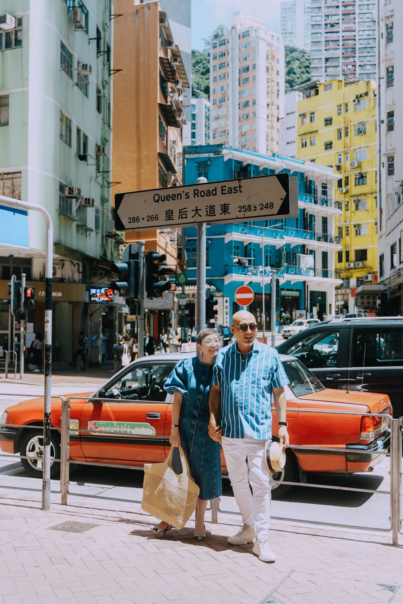 走在灣仔皇后大道東的繁華街景裡，他們緊握的手，讓城市步調也變得溫柔。（攝影／叮咚）