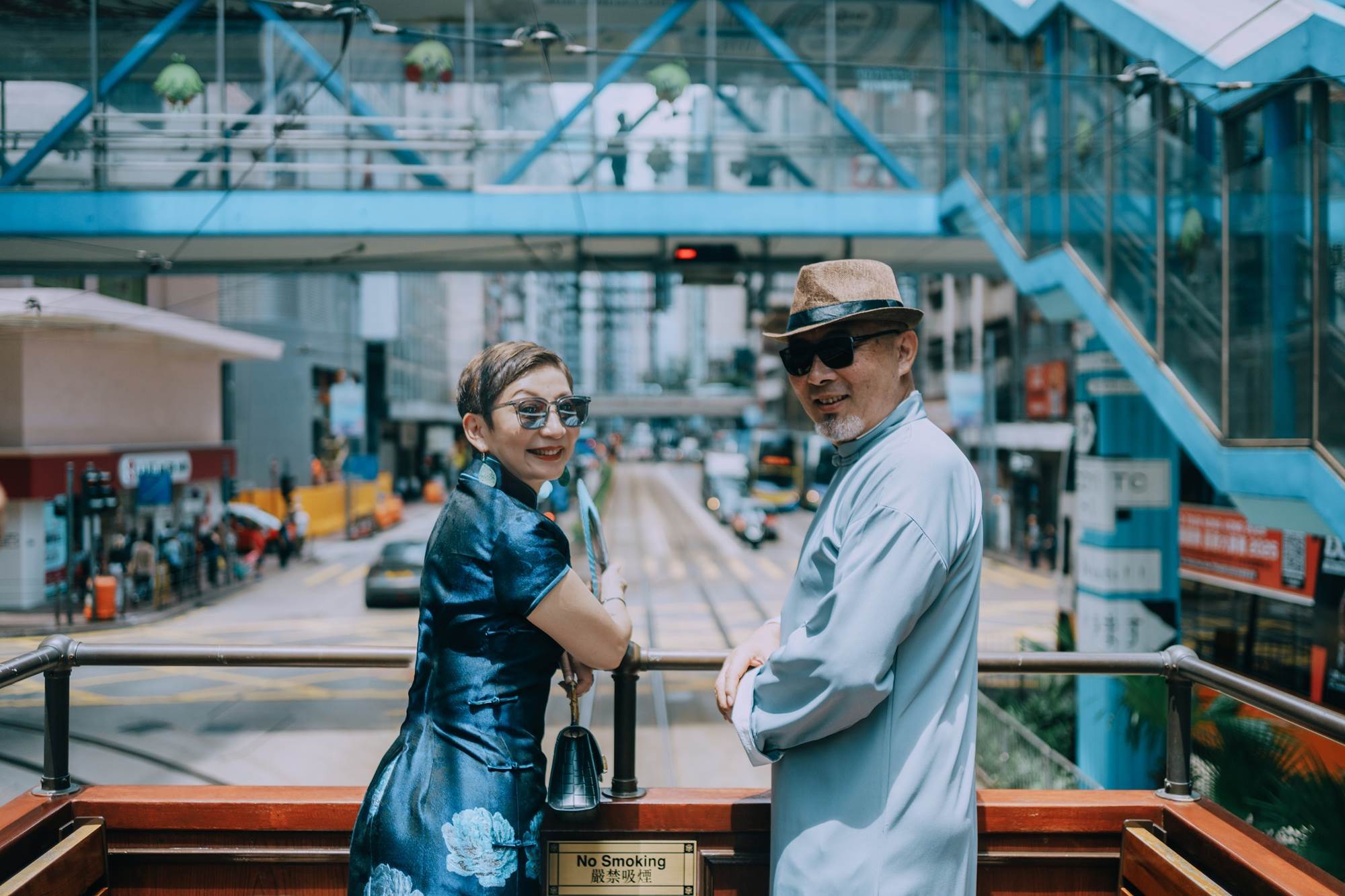 電車緩緩前行，兩人相依回眸，鏡頭下流露出歷久彌新的默契與情感。（攝影／叮咚）