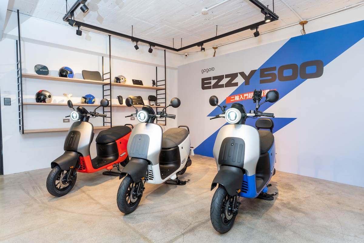 EZZY 500總共有「白銀、曜藍、鈦紅」三款配色,採用霧面金屬噴塗,質感十分不錯。(圖/林昱丞攝影)