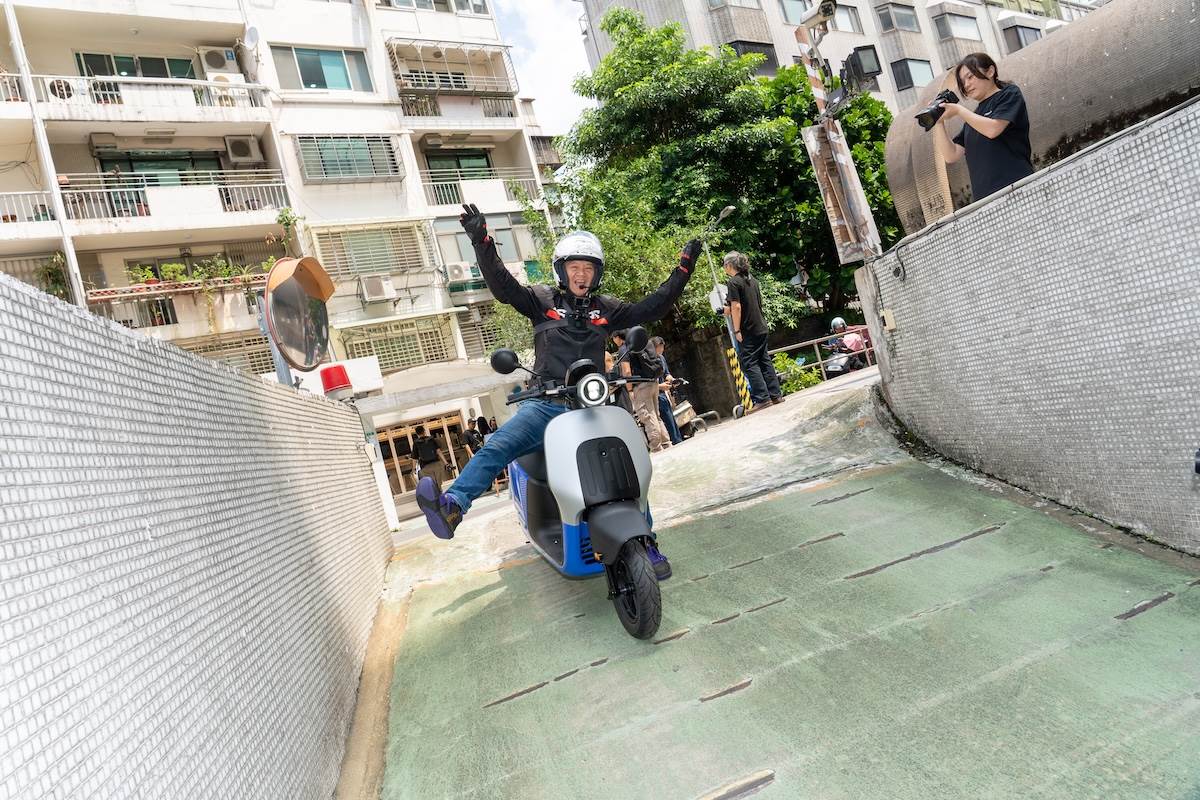 同時按住煞車和右把手的TRIP鍵後,可開啟「智慧駐車輔助功能」,系統會啟動馬達煞車以防止車輛前後滑動,甚至即可放開雙手。(圖/林昱丞攝影)