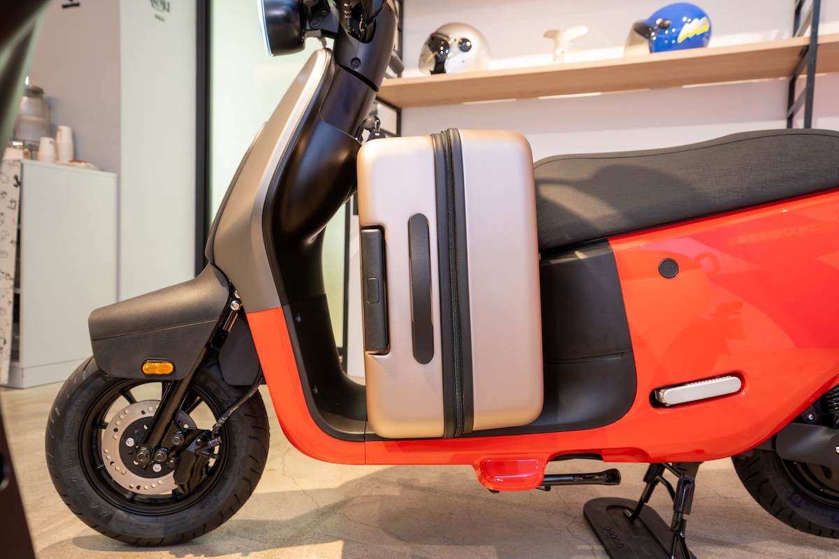 32.5公分的腳踏空間可放置28吋行李箱。(圖/林昱丞攝影)