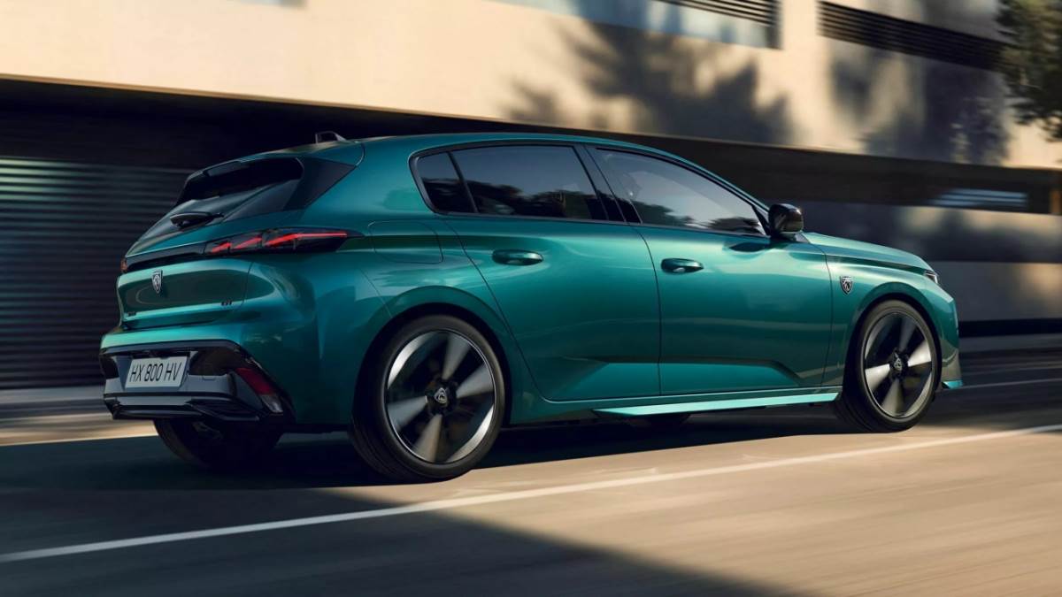 新增17吋與18吋鑽石切割鋁圈供選配,提升動態觀感與車輪造型張力,尾燈部分則全面改為三爪式LED魅力燈組,(圖/寶獅提供)