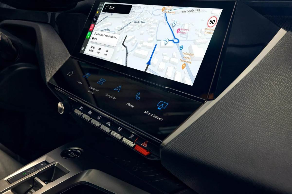 中控i‑Cockpit架構維持一致,以10吋觸控螢幕搭配快捷「i-Toggles」操作保持寶獅一貫人機互動風格。(圖/寶獅提供)